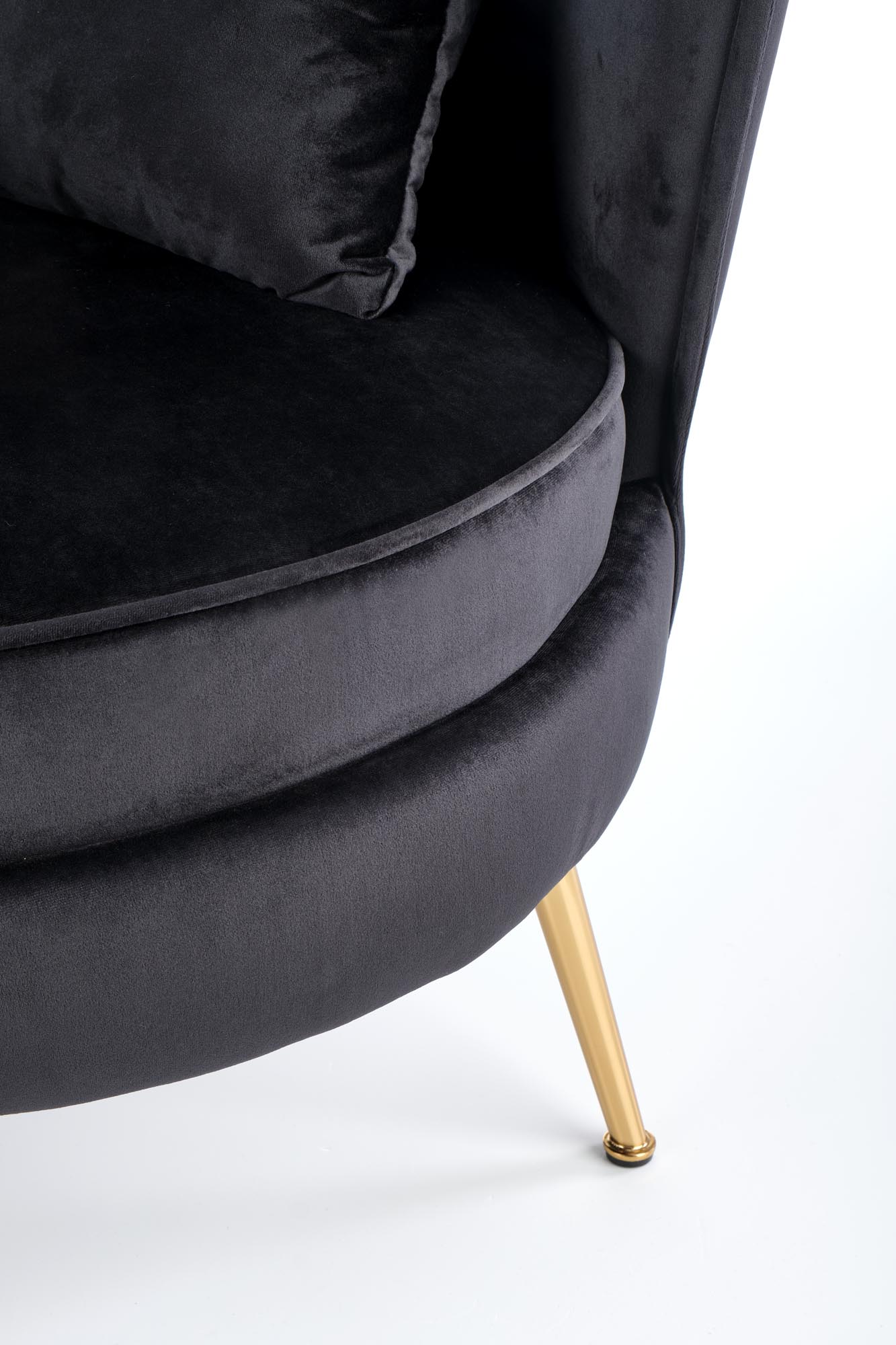 Juodos spalvos fotelis ALMOND auksines chromuotos kojos