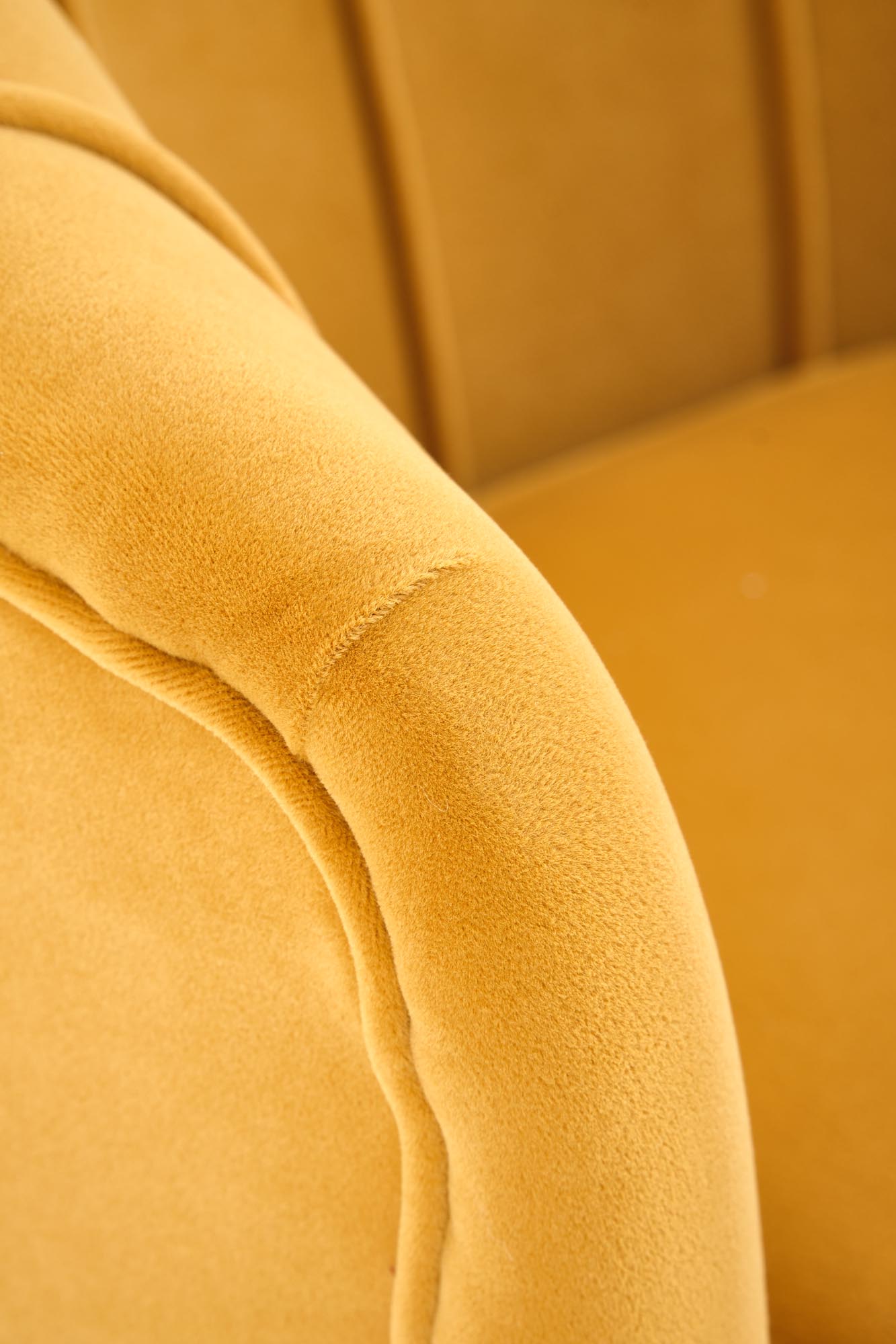 geltono aksomo fotelis AMORINITO juodos plienines kojos
