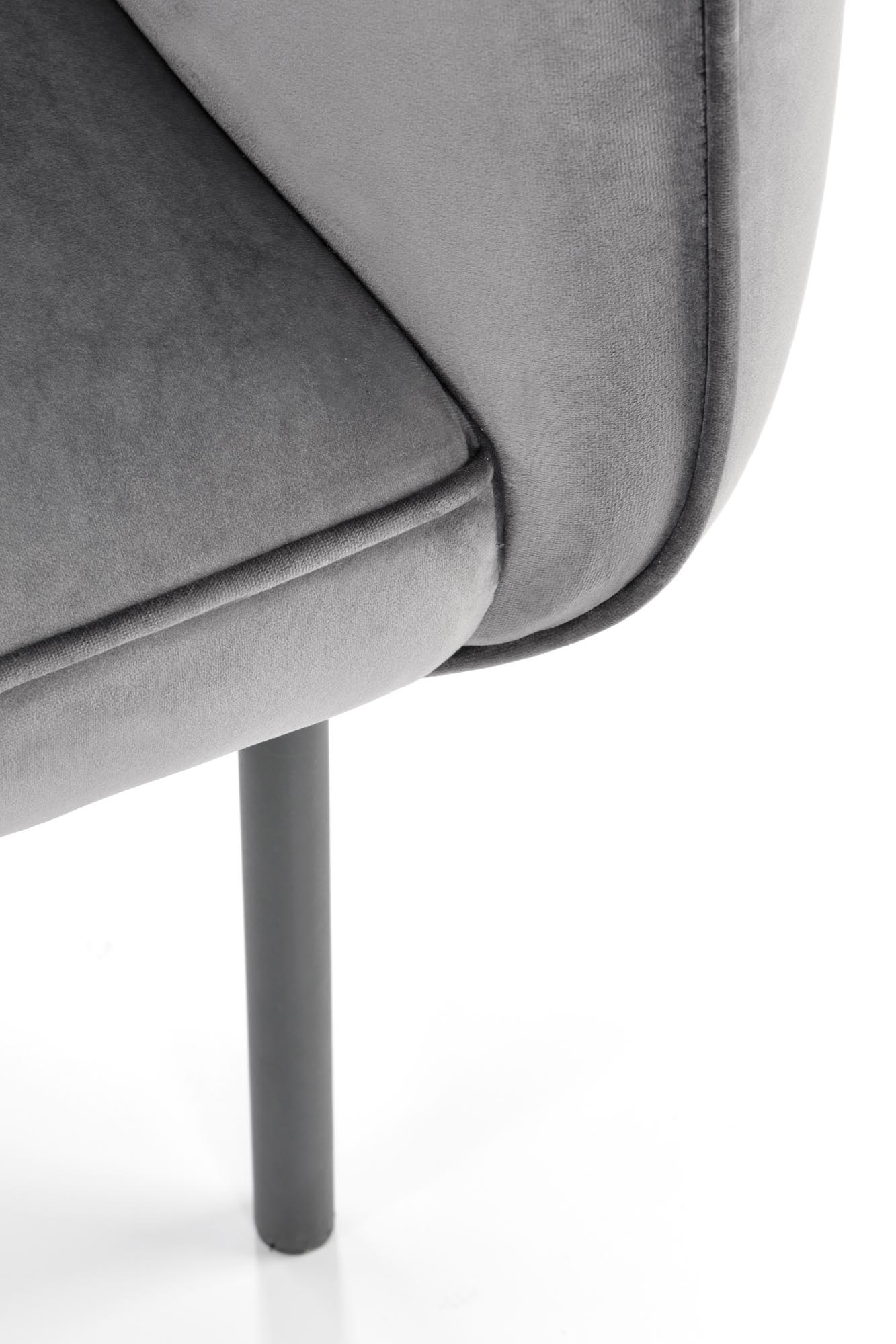 Pilkos spalvos aksomo audinio fotelis BRASIL juodos plienines kojos