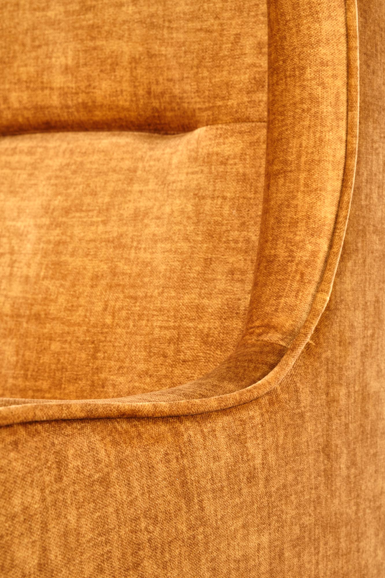 Medaus spalvos fotelis CHESTER 2 medzio kojos