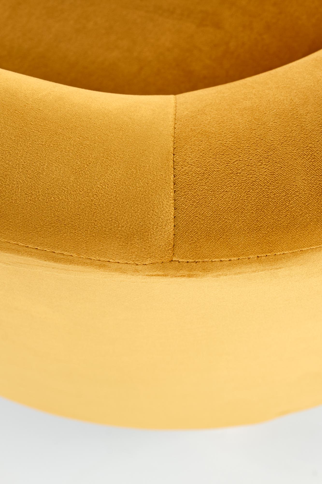 Geltono aksomo fotelis CLUBBY naturalios spalvos medzio kojos
