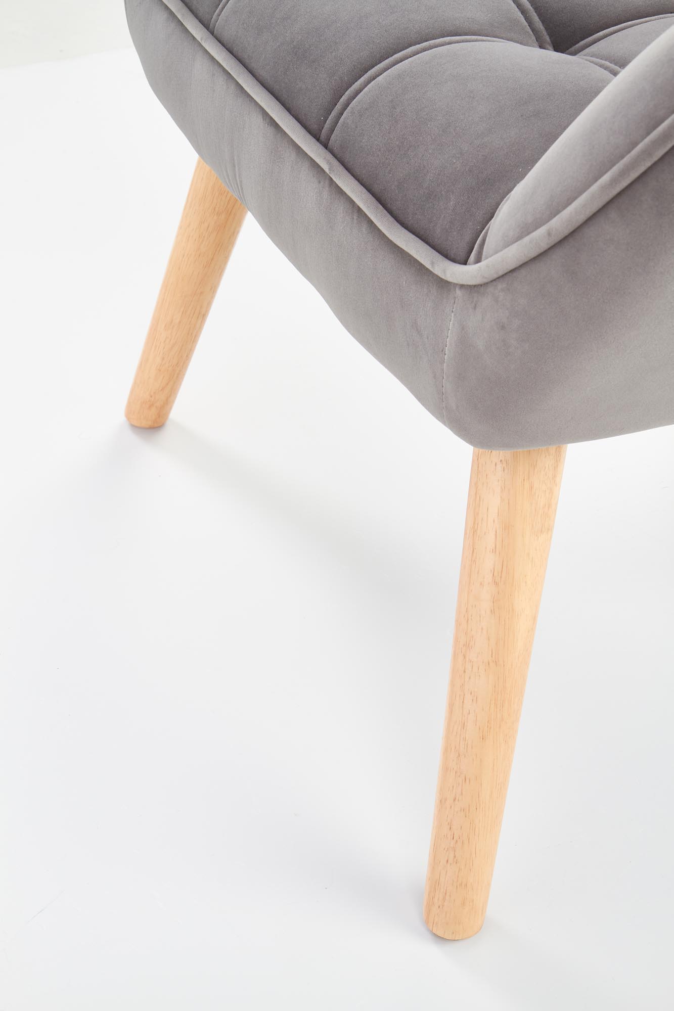 fotelis kreslas ROMEO pilkos spalvos gobelenas naturalios spalvos medines kojos
