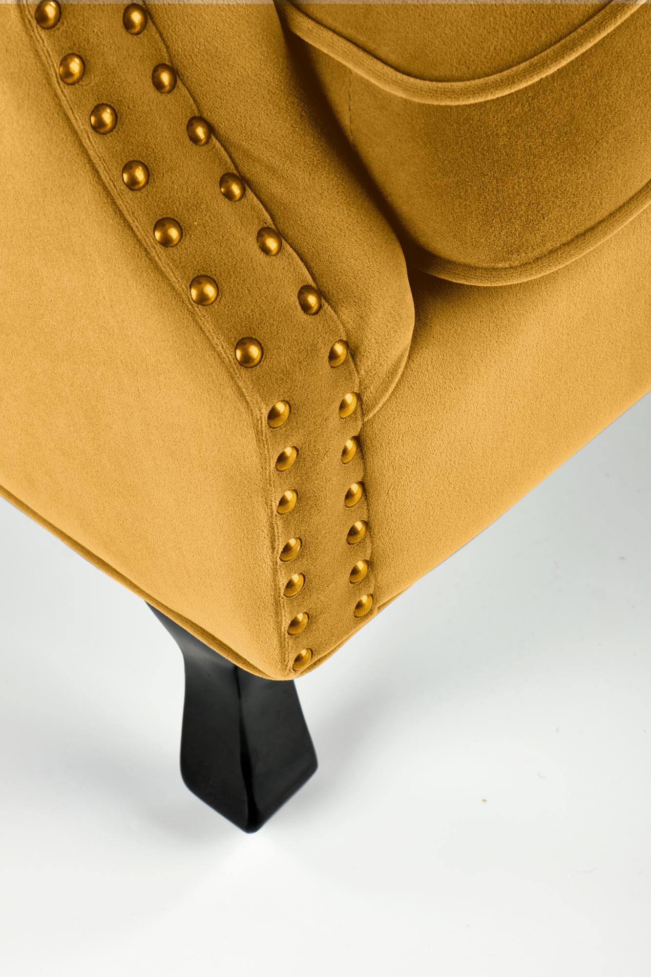 geltonas fotelis TITAN juodos medines kojos