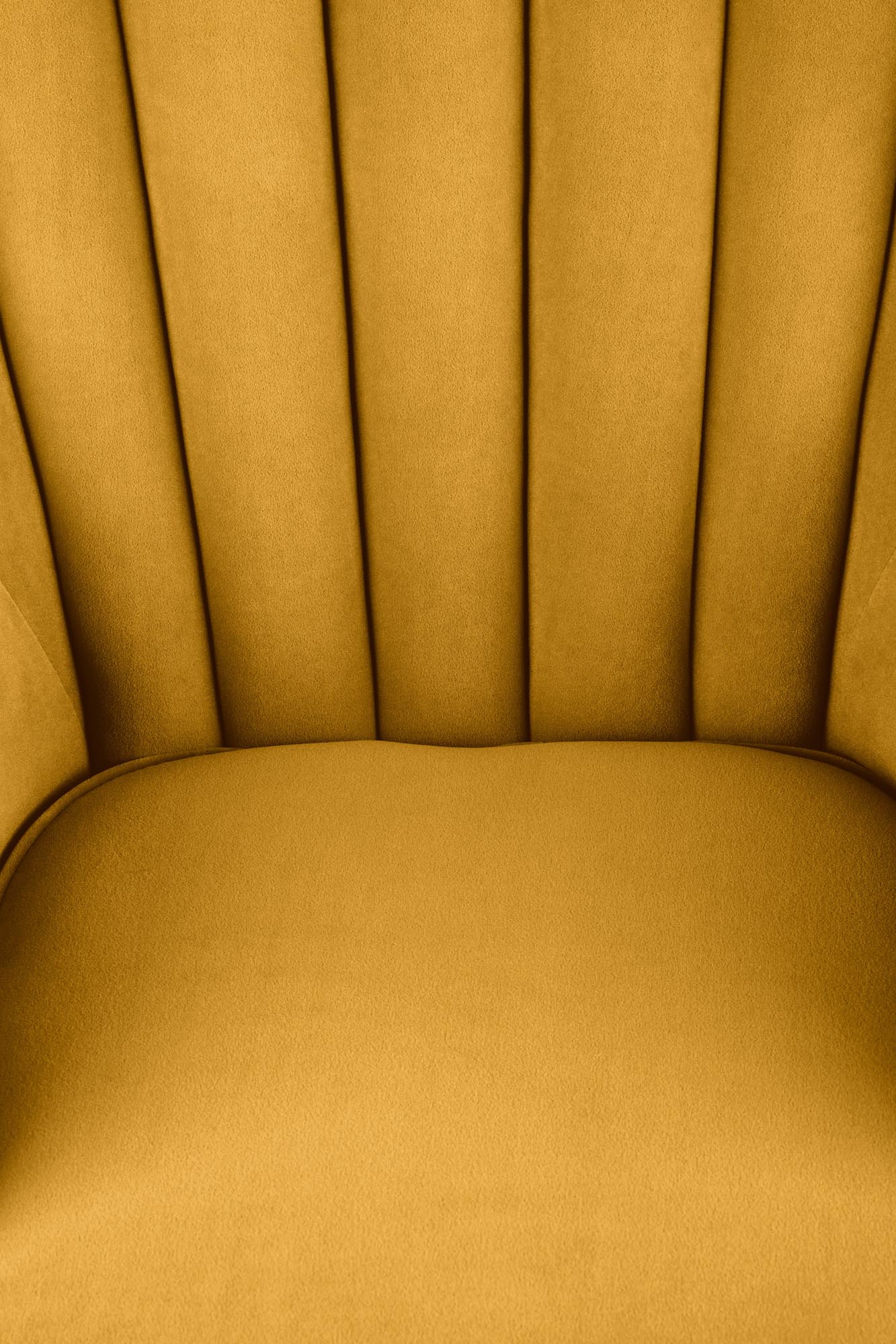 geltonas fotelis TITAN juodos medines kojos