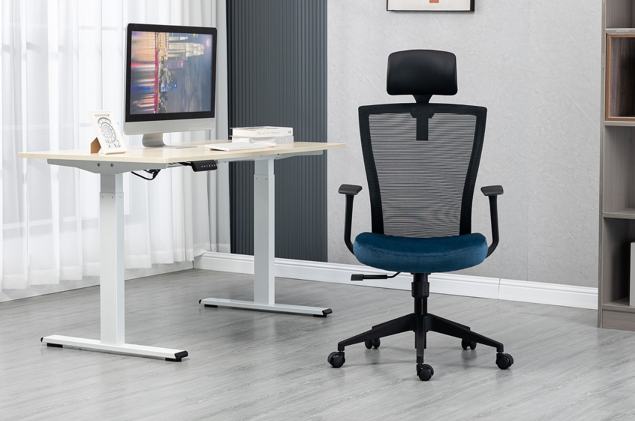biuro kėdė ir pakeliamas stalas